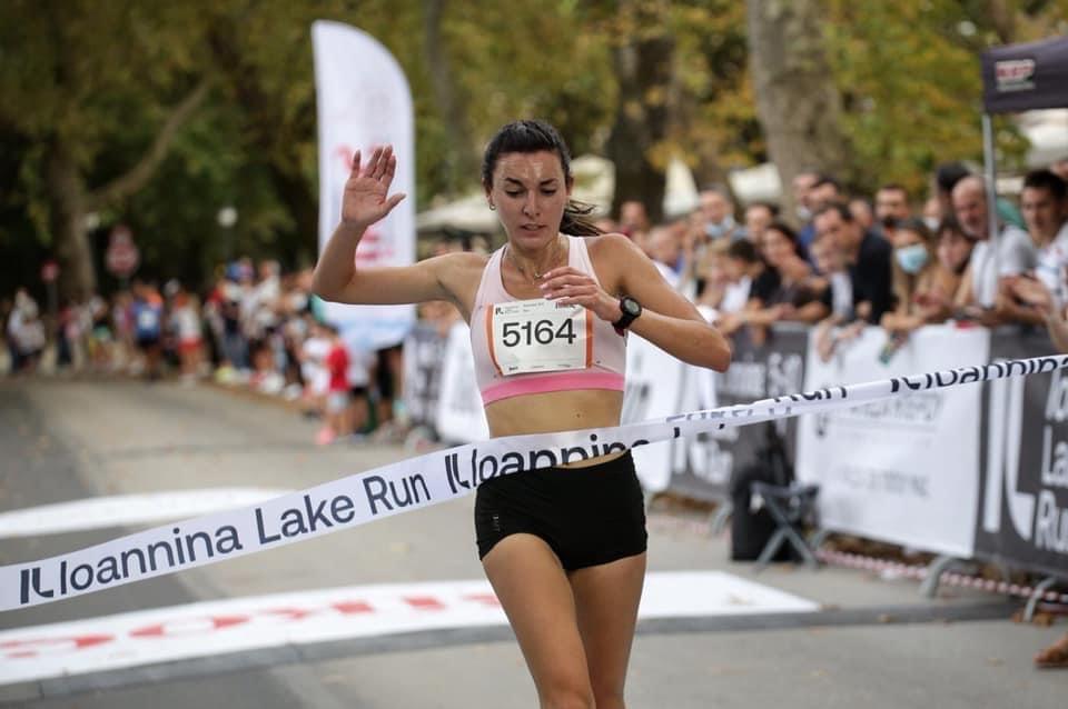 Marathonloper die de finishlijn bereikt