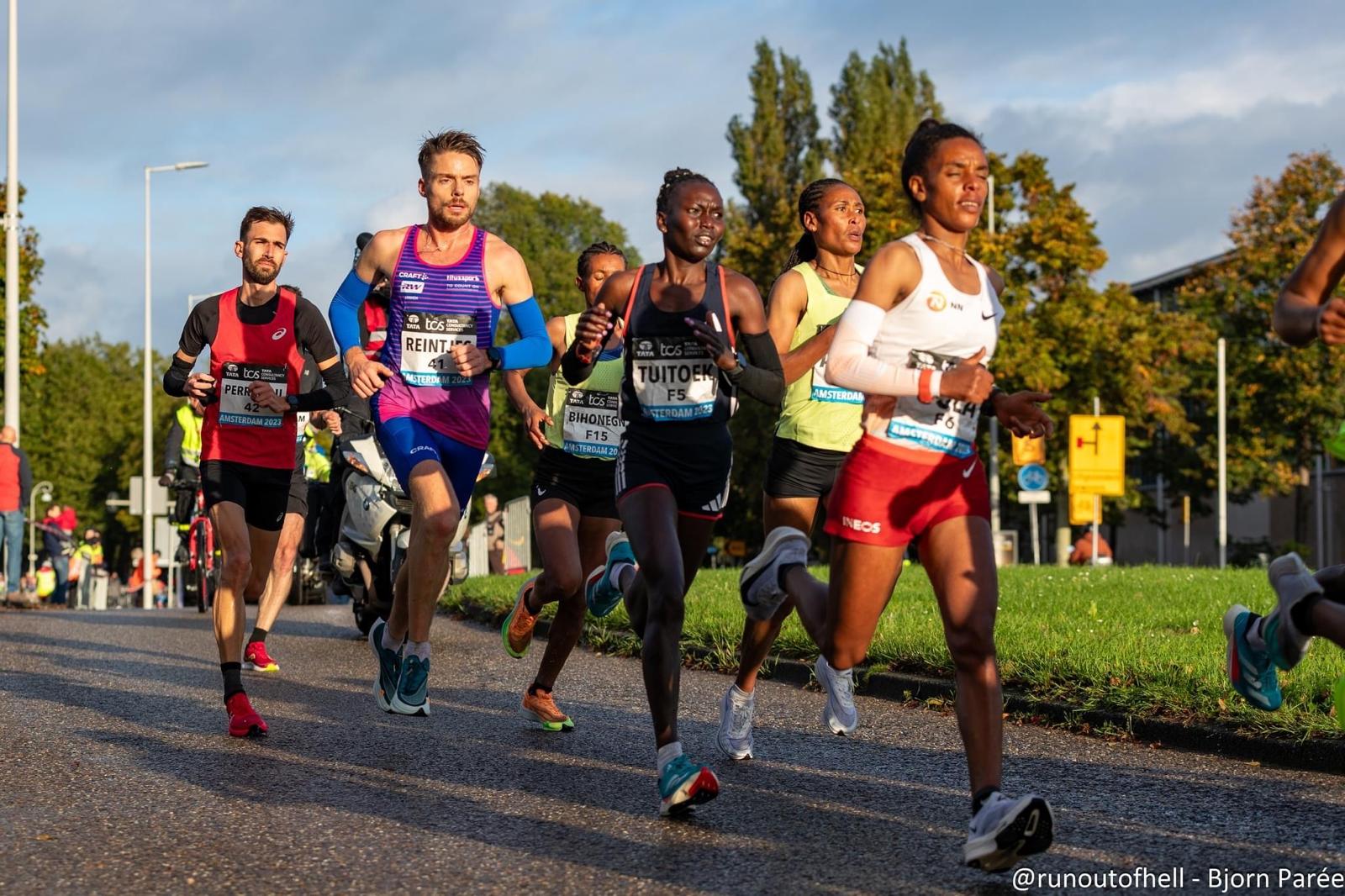 Hardloper tijdens Rotterdam Marathon, Amsterdam Marathon